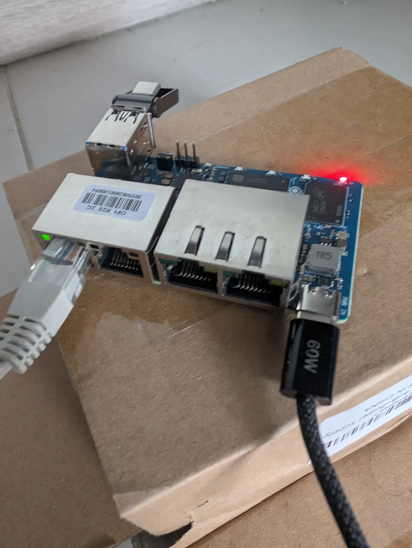 Fase 1: Orange Pi R2S iniciando pelo USB — LED vermelho de energia e um LED verde de Ethernet visiveis