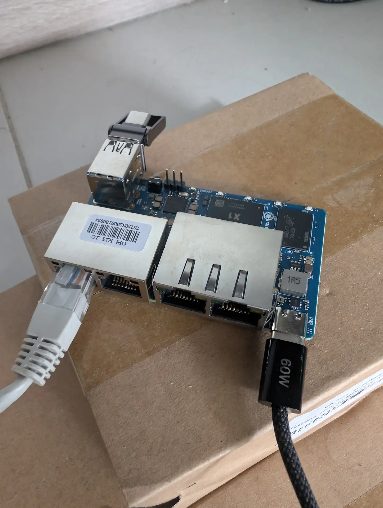 Fase 3: Orange Pi R2S desligado — todos os LEDs apagados, provisionamento completo